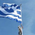 Μια γιγάντια ελληνική σημαία 21 τ.μ. κυματίζει στο Λεσίνι! (video)