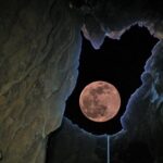 Η «ροζ» πανσέληνος μέσα από σπηλαιοβάραθρο της Αιτωλοακαρνανίας