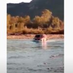 Απίστευτο: Κάτοικοι της περιοχής διασχίζουν με αυτοκίνητα τον Εύηνο ποταμό! (vid)