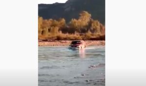 Απίστευτο: Κάτοικοι της περιοχής διασχίζουν με αυτοκίνητα τον Εύηνο ποταμό!