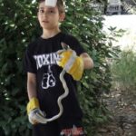 Παναγιώτης Παζαράκης: Από 4 ετών κυνηγάει ερπετά και παίζει με τα φίδια (vid)