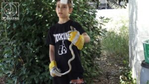 Παναγιώτης Παζαράκης: Από 4 ετών κυνηγάει ερπετά και παίζει με τα φίδια (vid)