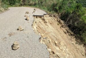 Σε τραγική κατάσταση ο δρόμος στα Καζαναίικα Μακρυνείας
