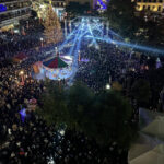 Χαμός στην κεντρική πλατεία του Αγρινίου για το Christmas Party με την Έλενα Παπαρίζου (vid)
