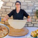 Παραδοσιακή Τραχανόπιτα στον ξυλόφορυνο από τα χέρια της κυρίας Μαρία στη Λεπενού (vid)