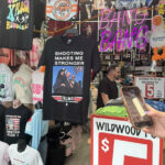 Μπλουζάκια με την υψωμένη γροθιά του αιμόφυρτου Τραμπ τύπωσαν Κινέζοι