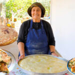 Βλάχικη πίτα στον ξυλόφουρνο της κυρά Βαγγελιώς από το Στρογγυλοβούνι (vid)