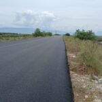 «Ολημερίς το χτίζανε το βράδυ γκρεμιζόταν…»: Ακόμα ασφαλτοστρώνουν από Νεοχώρι προς παραλία Λούρου