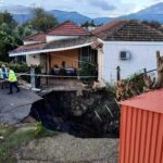 Συναγερμός στο Ξηρόμερο: Επικίνδυνη καθίζηση στις Φυτείες – Κρατήρας δίπλα σε σπίτια