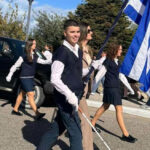 Συγκίνηση για τον τυφλό σημαιοφόρο στη μαθητική παρέλαση της 28ης Οκτωβρίου στη Γαβαλού Αγρινίου
