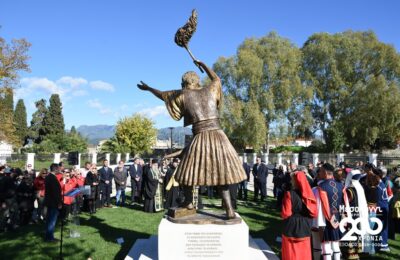 Με κάθε επισημότητα πραγματοποιήθηκαν τα αποκαλυπτήρια του ανδριάντα του Δημογέροντα Χρήστου Καψάλη στην Ιερά Πόλη Μεσολογγίου