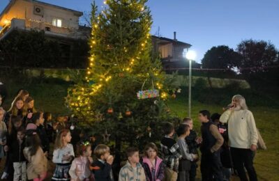 Με παιδικά χαμόγελα και όμορφες εκπλήξεις φωταγωγήθηκε για πρώτη φορά το Χριστουγεννιάτικο δέντρο στο Πεντάλοφο