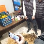 Με σανό και κοπριά οι αγρότες στα γραφεία βουλευτών της ΝΔ στο Αγρίνιο