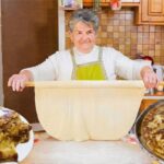 Κρεατόπιτα με τραχανά στο τζάκι από την κυρά Μαρία στο Πεντάκορφο (vid)