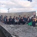 Ένα λιτό «μνημόσυνο» με νότες ελευθερίας για τους Εξοδίτες από τα παιδιά του ΜΟΜ (vid)