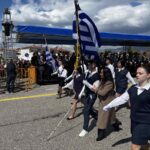 Συγκίνησε ο τυφλός σημαιοφόρος του Γυμνασίου Γαβαλούς – Καταχειροκροτήθηκε στην παρέλαση στο Μεσολόγγι