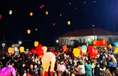 Μαγεία στον πασχαλινό ουρανό της Μυρτιάς με εκατοντάδες φαναράκια