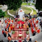 Συγκίνηση στην Αναστάσιμη Θεία Λειτουργία στον Κήπο των Ηρώων – Η πίστη συνάντησε τη θυσία των Εξοδιτών