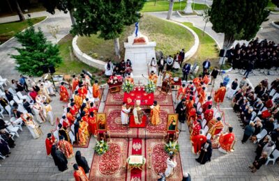 Συγκίνηση στην Αναστάσιμη Θεία Λειτουργία στον Κήπο των Ηρώων – Η πίστη συνάντησε τη θυσία των Εξοδιτών