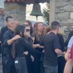Συντετριμμένη η οικογένεια της Γωγώς Μαστροκώστα στην ταφή της στο Ευηνοχώρι