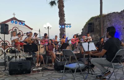 Μια όμορφη συνάντηση γεμάτη νότες από τους μικρούς μουσικούς και τον μαέστρο Κωνσταντίνο Πλακίδα στην Κατοχή