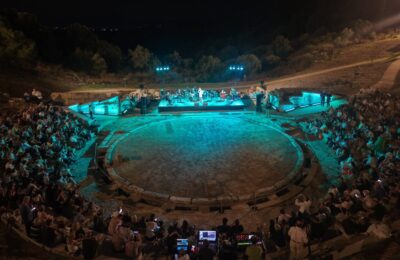 Αυτή είναι η πρώτη παράσταση στο αποκατεστημένο Αρχαίο Θέατρο Στράτου
