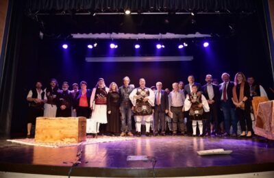 «200 Χρόνια Μνήμης»: Το Παλαιό Φάληρο υποκλίθηκε στο θεατρικό δρώμενο των πανηγυριστών του Αη Συμιού