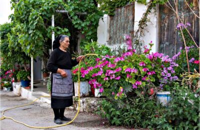 Η ποδιά της Ξηρομερίτισσας: Το «φυλαχτό» του μόχθου