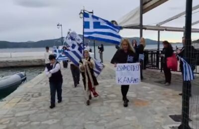 Η συγκινητική παρέλαση δυο μαθητών στον Κάλαμο μαζί με μαθητές του Περιστερίου (vid)
